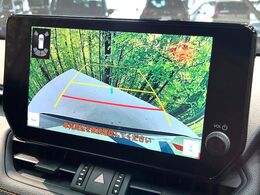 【バックカメラ】駐車時に後方がリアルタイム映像で確認できます。大型商業施設や立体駐車場での駐車時や、夜間のバック時に大活躍！運転スキルに関わらず、今や必須となった装備のひとつです！