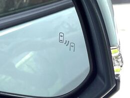【ブラインドスポットモニター】走行中、ドアミラーの死角になりやすい箇所に後続車が接近するとサイドミラーのレンズに警告を表示！ドライバーに注意喚起をしてくれます。
