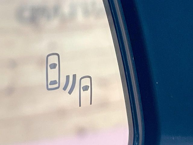 【ブラインドスポットモニター】走行中、ドアミラーの死角になりやすい箇所に後続車が接近するとサイドミラーのレンズに警告を表示！ドライバーに注意喚起をしてくれます。