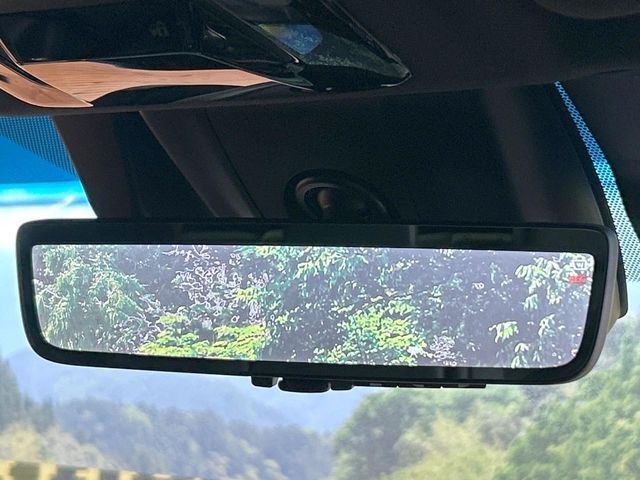【デジタルインナーミラー】後席の大きな荷物や同乗者で後方が確認しづらい時でも安心！カメラが撮影した車両後方の映像をルームミラー内に表示。クリアな視界で状況の確認が可能です！