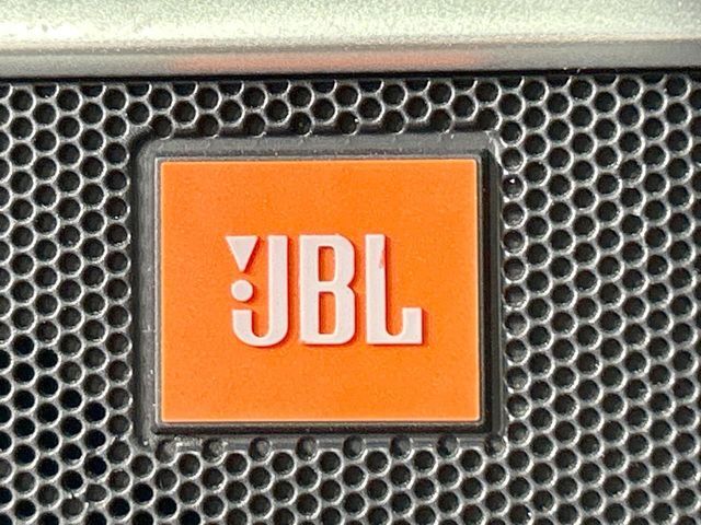 【JBLサウンドシステム】メーカーオプションの高品位サウンドシステムを搭載。専用のチューニングが施された大小様々なスピーカーから良質なサウンドが奏でられ、臨場感あふれる音響空間を演出します。