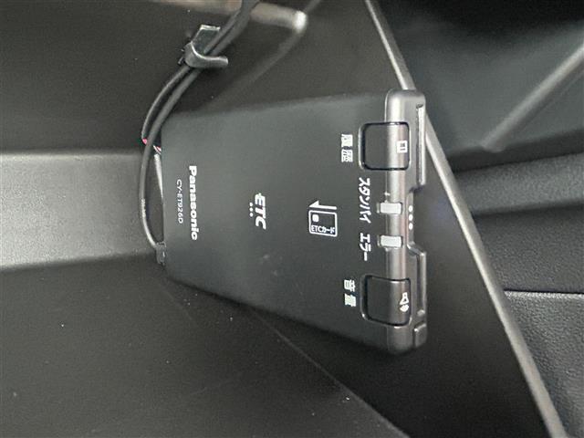 【ETC】有料道路を利用する際に料金所で停止することなく通過できる、ETC車載器（ノンストップ自動料金収受システム機器）が装備されています。セットアップを行うことで利用可能になります。