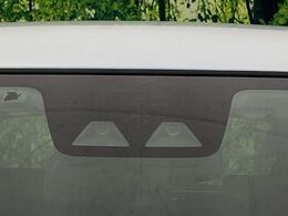 【スマートアシスト】走行中に前方の車両等を認識し、衝突しそうな時は警報とブレーキで衝突回避と被害軽減をアシスト。より安全にドライブをお楽しみいただけます。