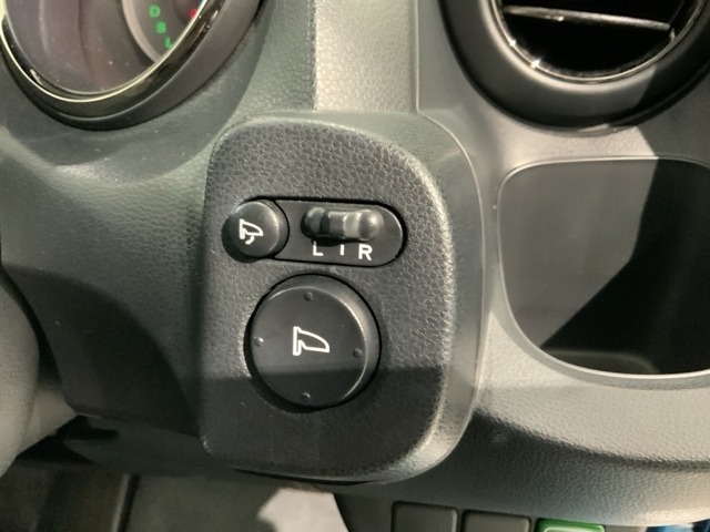 狭い駐車場で便利な電動格納ドアミラーが付いています。