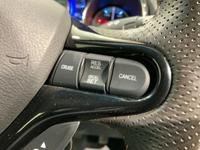 クルーズコントロールを装備しています。高速道路などで一定の速度で走ってくれるので運転が楽ですよ！速度を設定できますので、スピードの出しすぎにも注意できます。