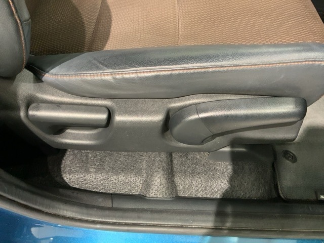 シートハイトアジャスターが付いているので運転姿勢を調整するのに便利ですね。身長に合ったシートポジションは安全運転や疲労軽減にもつながります。