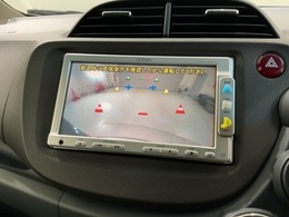 リバースギアに入れるだけで後方の表示へ切り替わります。夜間や雨の日の駐車も楽になりますよ。