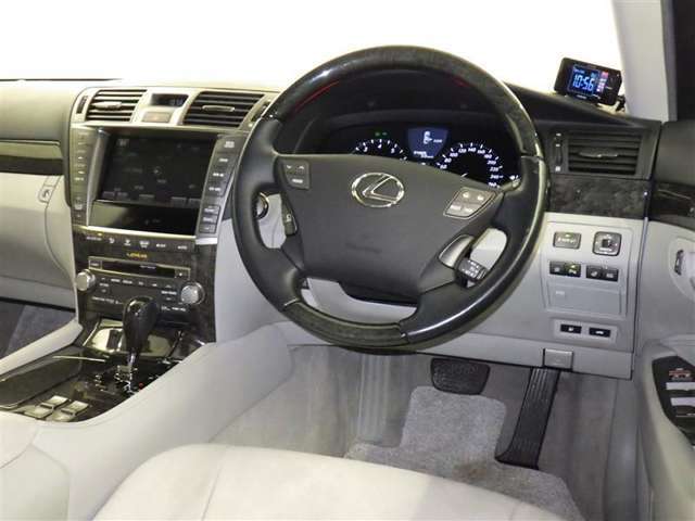 運転の際、常に目にする部分だけにシックで飽きのこないデザインが良いですね。