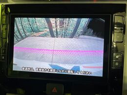 【バックカメラ】駐車時に後方がリアルタイム映像で確認できます。大型商業施設や立体駐車場での駐車時や、夜間のバック時に大活躍！運転スキルに関わらず、今や必須となった装備のひとつです！