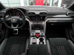 インテリアカラー：Nero　Cosmus/Nero　Ade　ステッチカラー：Bianco　Leda