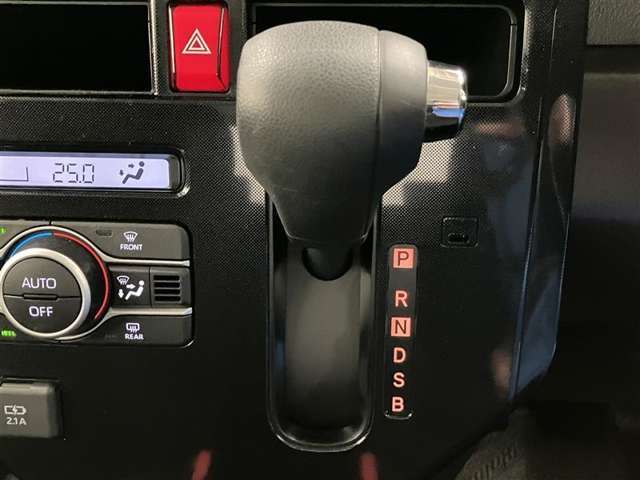 シンプルなストレート式フロアシフト！シフト操作簡単でらくらく！