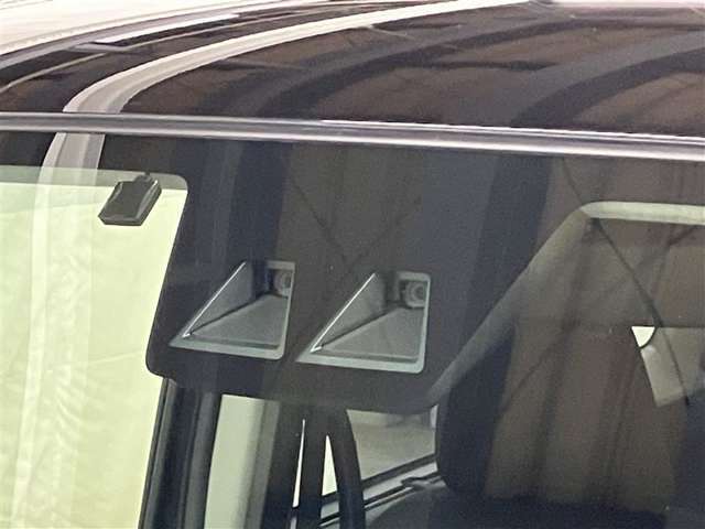 サポカーSとは、衝突被害軽減ブレーキに加えて、高齢者に多いと言われている踏み間違い事故防止をサポートする機能です。詳しくは販売店スタッフまでおたずねください。