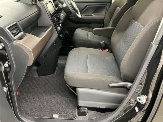 高いホールド性で運転姿勢が安定します。長距離ドライブでも疲れにくいのが魅力です。快適なドライビングライフをお送りください♪