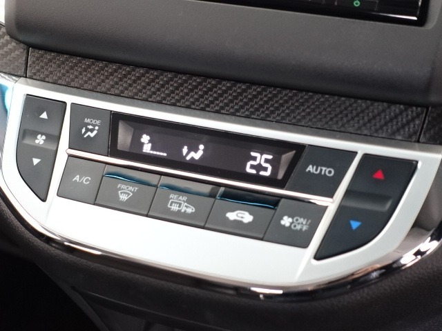 「オートエアコン」が付いています。1年中快適な室内を提供！車内温度を設定すると、風量を自動で調節してくれます。