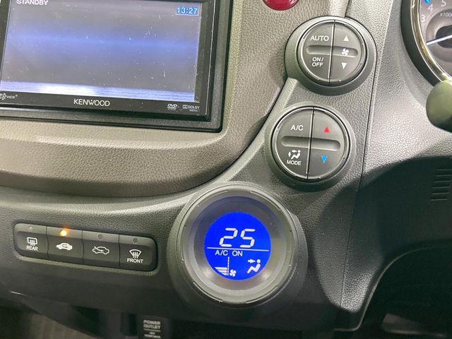 【オートエアコン】一度お好みの温度に設定すれば、車内の温度を検知し風量や温度を自動で調整。暑い…寒い…と何度もスイッチ操作をする必要はありません。快適な車内空間には必須の機能ですね♪