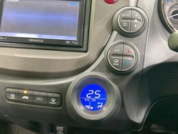 【オートエアコン】一度お好みの温度に設定すれば、車内の温度を検知し風量や温度を自動で調整。暑い…寒い…と何度もスイッチ操作をする必要はありません。快適な車内空間には必須の機能ですね♪
