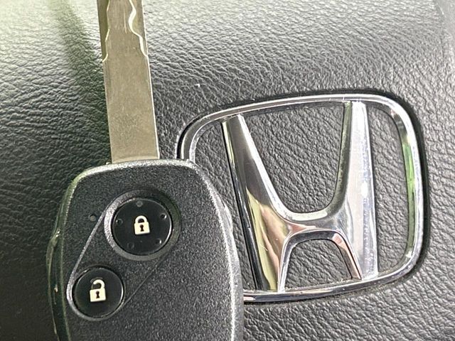 【キーレス】少し離れた場所からでもボタン一つでドアの開錠・施錠ができるのでとっても便利！ドアの鍵穴周りに傷をつけることもありません♪