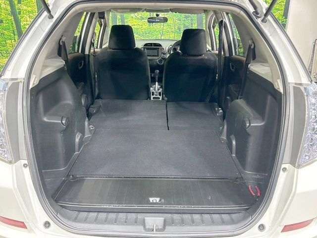 後席を格納すると、これだけの広さが！シーンに合わせたシートアレンジで、大きな荷物も積むことが出来ます♪