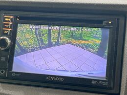 【バックカメラ】駐車時に後方がリアルタイム映像で確認できます。大型商業施設や立体駐車場での駐車時や、夜間のバック時に大活躍！運転スキルに関わらず、今や必須となった装備のひとつです！