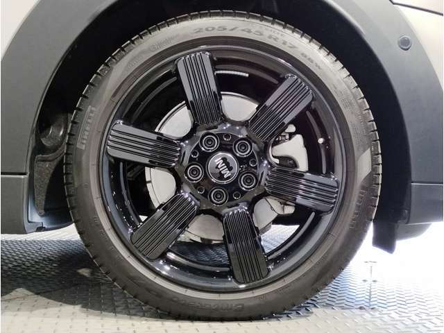 MINI純正アルミホイールです。納車時にはアルミホイールコーティングも承っております！是非ご検討下さいませ。