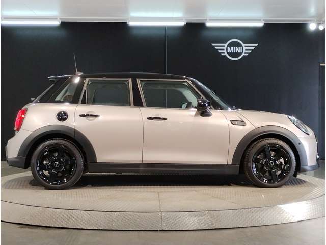 ご納車後も全国約200拠店のMINI正規ディーラーサービス工場にて保証対応いたします。お近くのMINI正規ディーラーをご案内の上、アフターメンテナンスをお受け頂けますので、安心してお乗りいただけます！！