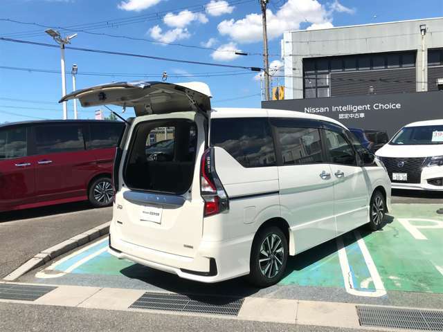 バックドアはデュアルバックドアになっており、後ろの壁や車から距離を開けすぎることなく上部ドアを開けることが出来ます♪