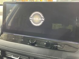 【メーカー純正ナビ】インテリアに溶け込むスタイリッシュな「専用設計」メーカーナビを装備♪視認性や操作性など基本性能にも優れ、より上質なカーライフをお楽しみいただけます。