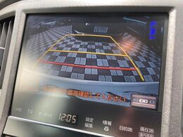 【バックカメラ】駐車時に後方がリアルタイム映像で確認できます。大型商業施設や立体駐車場での駐車時や、夜間のバック時に大活躍！運転スキルに関わらず、今や必須となった装備のひとつです！