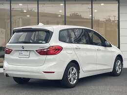 国道1号線に沿い横浜市営地下鉄「三ッ沢上町駅」から徒歩約10分。 BMW Premium Selection 横浜三ッ沢店 / 〒240-0062神奈川県横浜市保土ヶ谷区岡沢町322-3 / TEL：045-612-8488