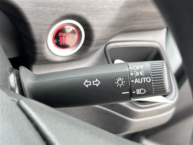 【　オートライト　】オートライトなのでライトの点け忘れを気にすることなく運転が出来ます。
