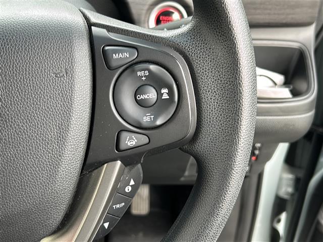 【　アダプティブクルーズコントロール　】設定した車速内で自動で加減速。先行車との車間距離を適切に維持した追従走行が可能です。