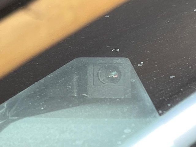 【エマージェンシーブレーキ】走行中に前方の車両等を認識し、衝突しそうな時は警報とブレーキで衝突回避と被害軽減をアシスト。より安全にドライブをお楽しみいただけます。