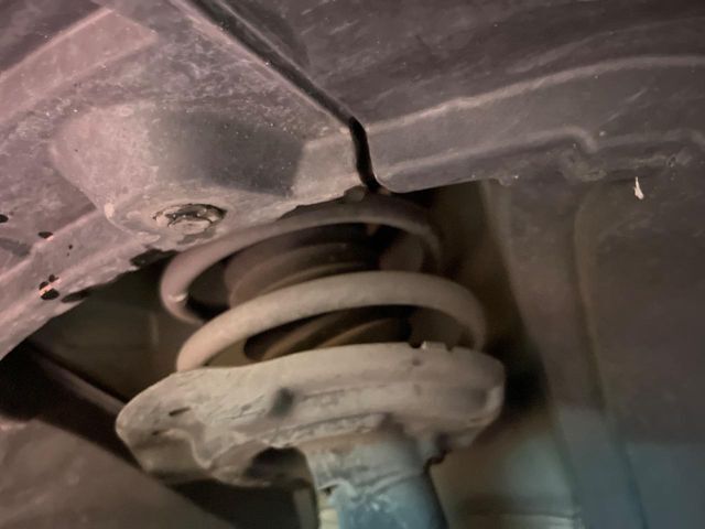 お車を安心してお乗りいただく為には、足回りの定期点検が欠かせません。サービスサポート（有償保証）では無料点検もご提供しており、安心のカーライフをお過ごしいただけるサポート体制が整っています。