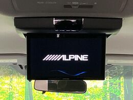 【フリップダウンモニター】大画面モニターで後席でもエンタメをお楽しみいただけます。小さなお子様にも大人気の装備です♪