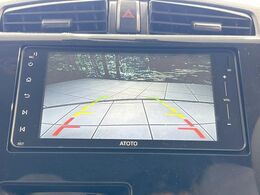 【バックカメラ】駐車時に後方がリアルタイム映像で確認できます。大型商業施設や立体駐車場での駐車時や、夜間のバック時に大活躍！運転スキルに関わらず、今や必須となった装備のひとつです！