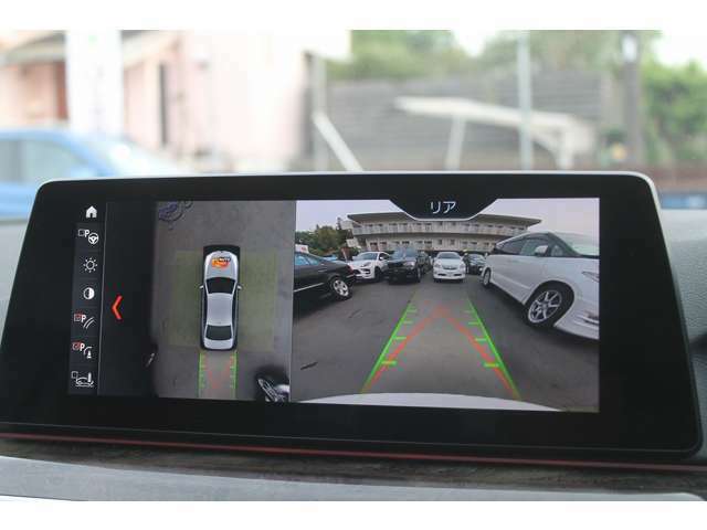 バック、トップビュー、フロントに切り変わるカメラとパークセンサーで安全な駐車をアシスト