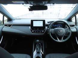 落ち着いた色使いの運転席周り！飽きの来ないすっきりとしたデザインがいいですね！