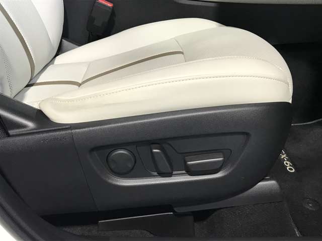 運転席は座面の上下調整ができ適切なドライビングポジションで運転できますよ♪