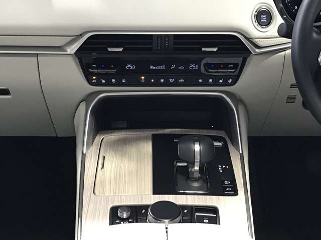 シフトレバーの奥に見えるのは、エアコンの操作スイッチでとっても使いやすいですよ♪