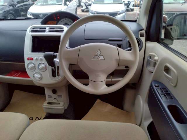 運転席周り。広々とした運転席周り♪ドライブが楽しくなります♪視界もすっきり♪