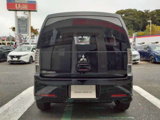 プライバシーガラス　室内の急激な温度変化を和らげ、防犯の観点から車内が見えにくくなっております。