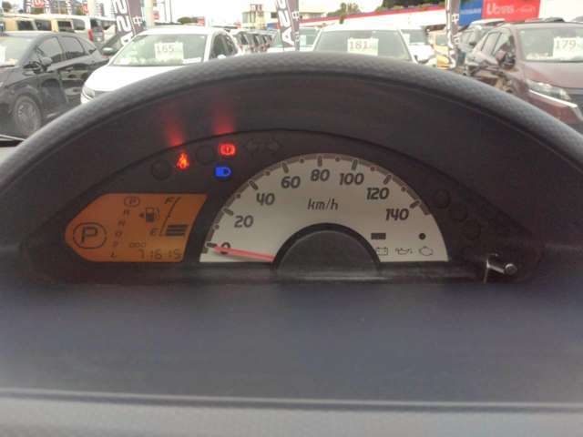 シンプルでスッキリと見やすいスピードメーター