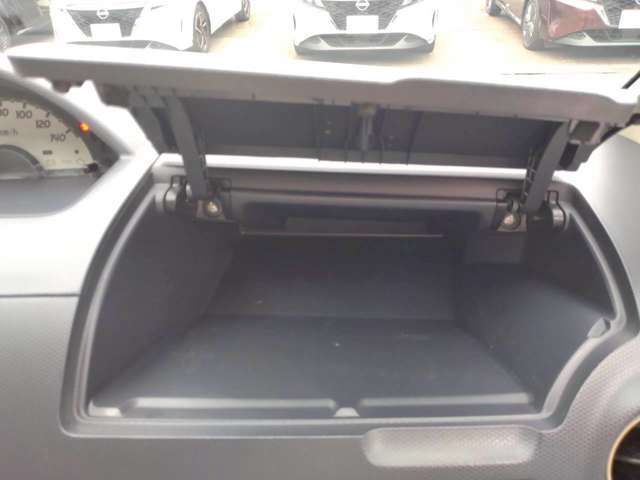 運転席前方に収納スペース
