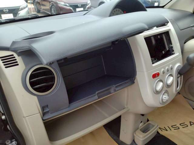 助手席前上部収納