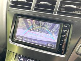 【バックカメラ】駐車時に後方がリアルタイム映像で確認できます。大型商業施設や立体駐車場での駐車時や、夜間のバック時に大活躍！運転スキルに関わらず、今や必須となった装備のひとつです！