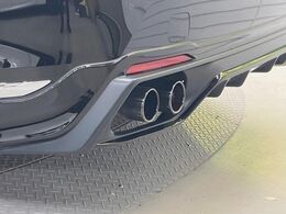 【TRD製マフラー＆リヤディフューザー】純正にはない個性あふれる「後ろ姿」を演出するTRDマフラー付き！ビジュアル・サウンド共にこだわりの一台に仕上がっております♪