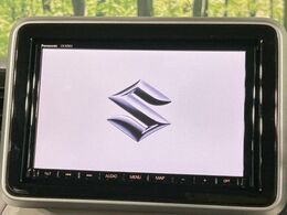 【純正8型ナビ】人気の純正ナビを装備しております。ナビの使いやすさはもちろん、オーディオ機能も充実！キャンプや旅行はもちろん、通勤や買い物など普段のドライブも楽しくなるはず♪