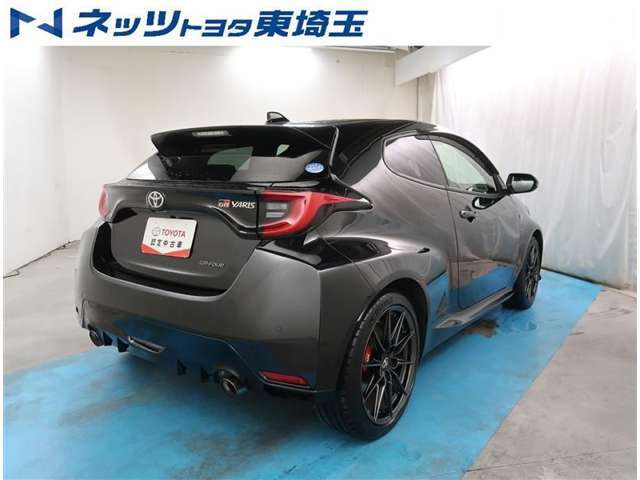 【リヤ】コーナーセンサーをクルマの前後に装備。障害物までの距離に応じて警告音を変えて知らせてくれます。