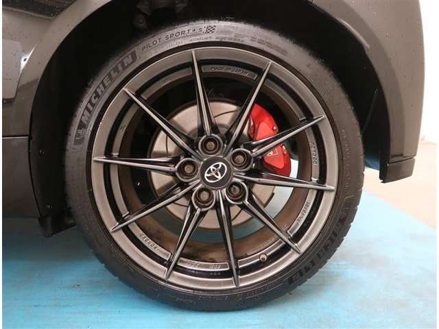 【タイヤ・ホイール】タイヤサイズ225/40R18の純正アルミホイールです。タイヤ溝は約5mmになります。