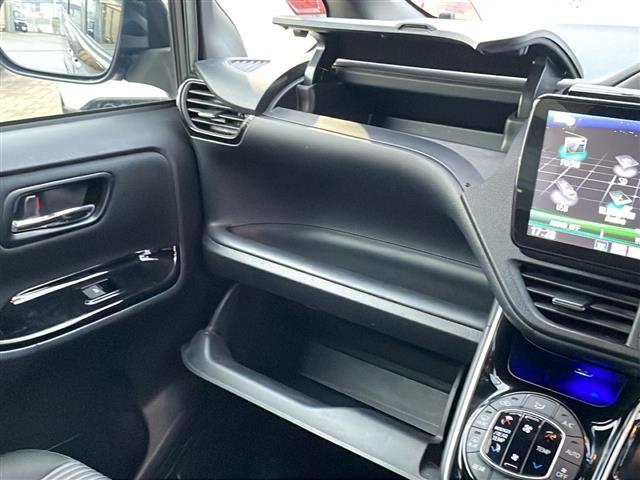 【グローブボックス】『グローブボックス』の画像になります。車検証ケースや日頃使う小物類の収納に便利ですね！